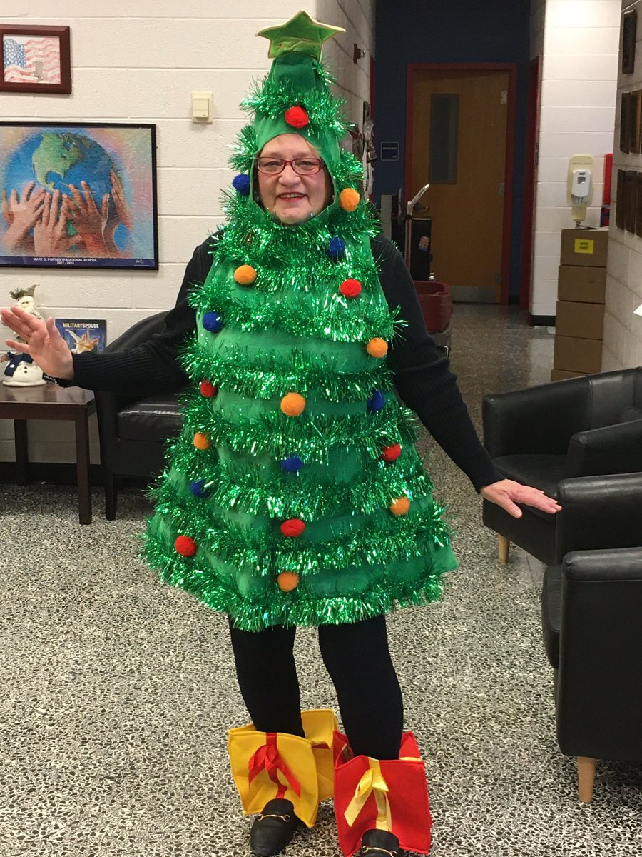 DrHNicholson's tweet photo. Mrs. Pat Lewandowski @Porter_TS is an awesome Rock Star! Totally Priceless!🙂 #porterpatriots https://t.co/lbPdWvo86K