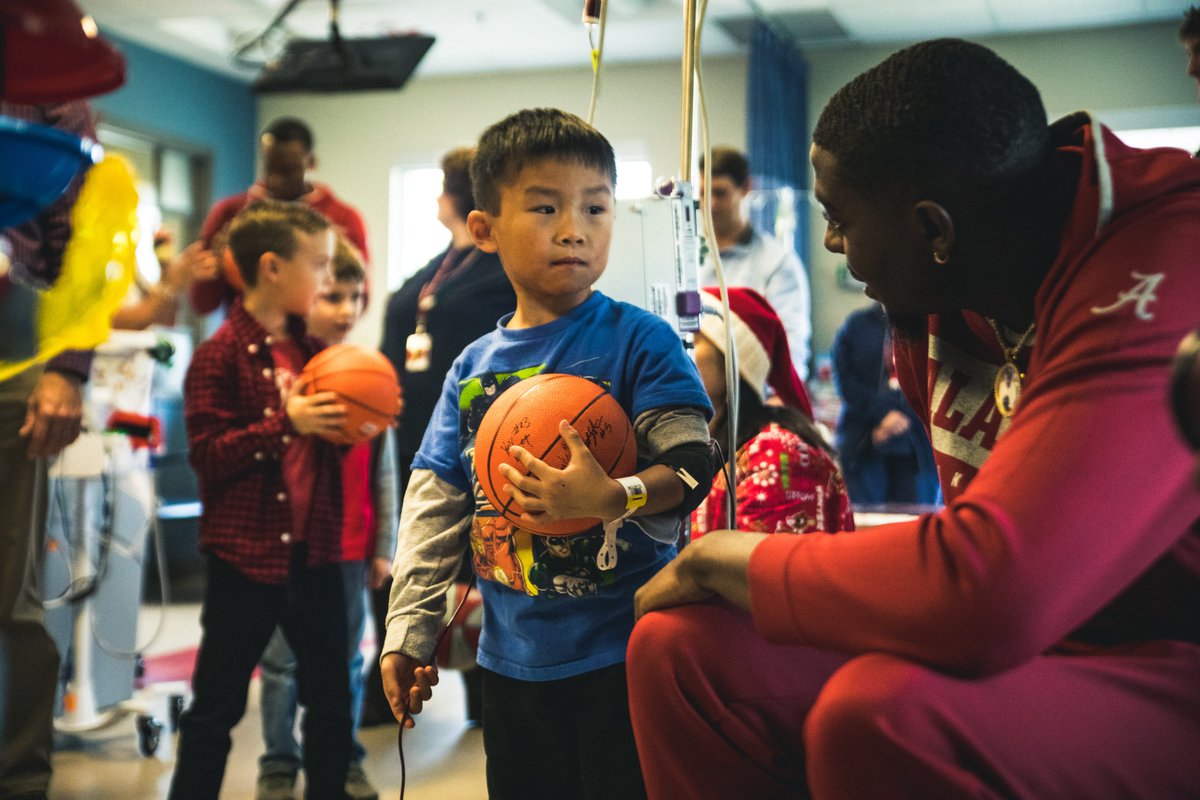 rktcityclassic's tweet photo. The @AlabamaMBB team spent some time today with the patients and families of the @HSVHospital for Women &amp; Children as part of our 2019 #RocketCityClassic Lift Up Day! 🪐

A big thank you to @Dynetics for helping to create this community event here in Huntsville. https://t.co/846QyPfYUY