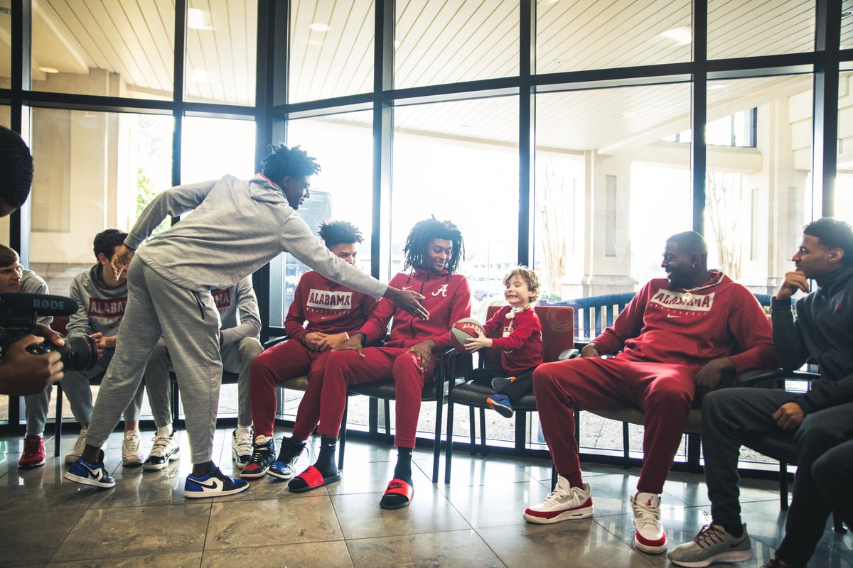 rktcityclassic's tweet photo. The @AlabamaMBB team spent some time today with the patients and families of the @HSVHospital for Women &amp; Children as part of our 2019 #RocketCityClassic Lift Up Day! 🪐

A big thank you to @Dynetics for helping to create this community event here in Huntsville. https://t.co/846QyPfYUY