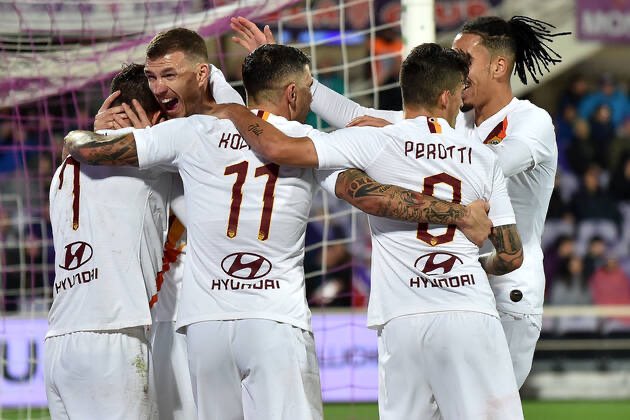ChrisSmalling's tweet photo. The perfect way to end the year! Thank you to all the fans for the love and support which has been non stop. Happy holidays and then we are back to kick on again in 2020! #forzaroma💛❤️ https://t.co/XuwFBuB2mM