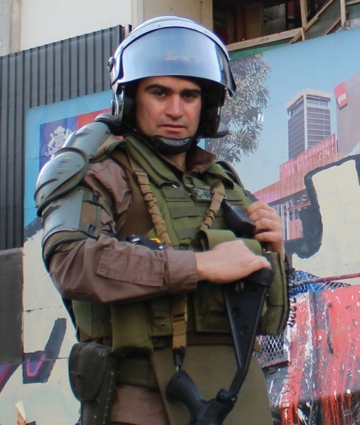 PiensaPrensa's tweet photo. CHILE URGENTE @inddhh 
ESTE ES EL CAPITÁN (TRIPULANTE) DEL ZORRILLO -SIN PATENTE- QUE ATROPELLÓ A UN MANIFESTANTE EN PLAZA DIGNIDAD https://t.co/LSYNglG7Q4