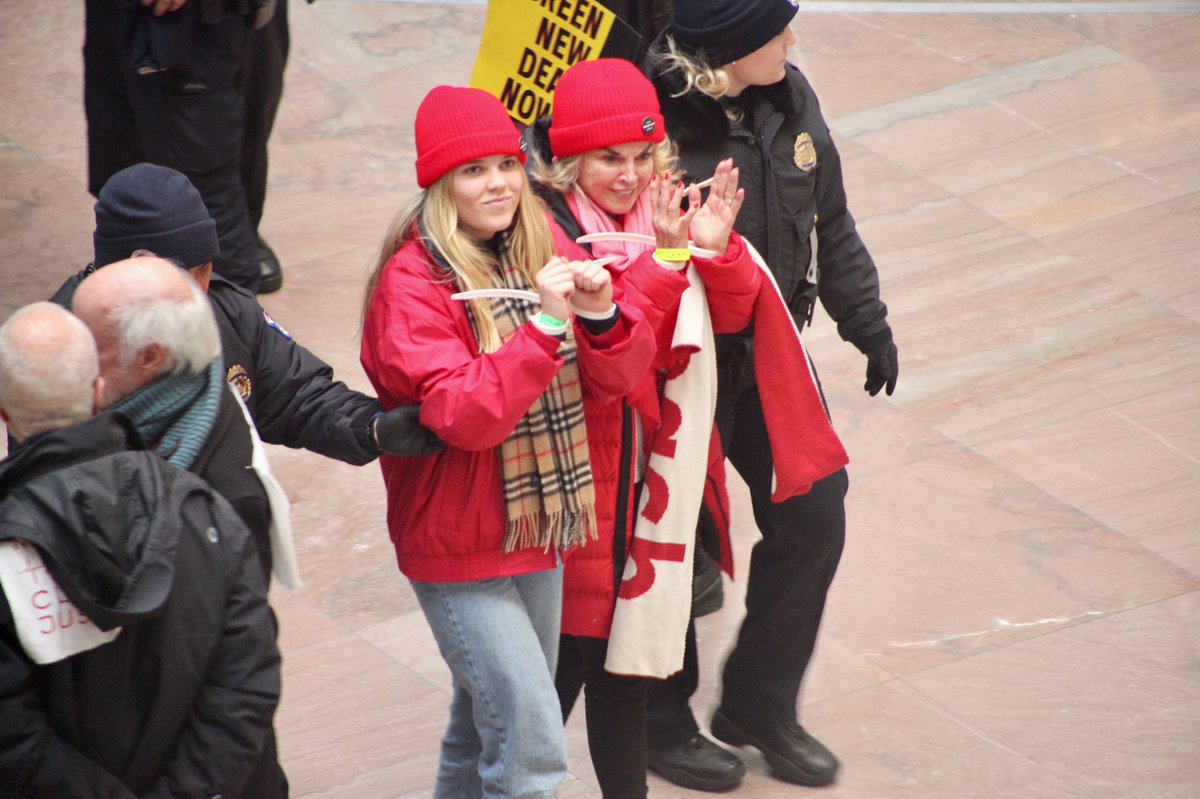 FireDrillFriday's tweet photo. Taking action can include your family! Thank you to @AnnieMLeonard, ED of @greenpeaceusa and her daughter as well as @Janefonda’s family @LauraSeydel and @patmitchell  #FireDrillFriday https://t.co/7SnJc28WlH