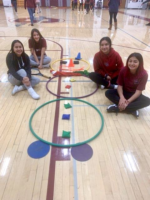 THEGSD200's tweet photo. Even our Grandview High School PE classes got into the holiday spirit this week!

On Monday, students did a relay race to build snowmen using only the sports equipment provided. The students were proud of their creations! #GreyhoundProud https://t.co/7RSHU2E5Fj