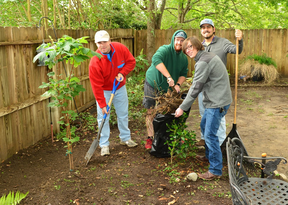 SFASU's tweet photo. We are proud of our thousands of Lumberjacks who participated in annual projects that serve the Nacogdoches and surrounding communities, including the Big Event and the MLK Day of Service. Thank you for exemplifying the #SFAWay!

#20ThingsFor2020 https://t.co/QoxM6rqUwi