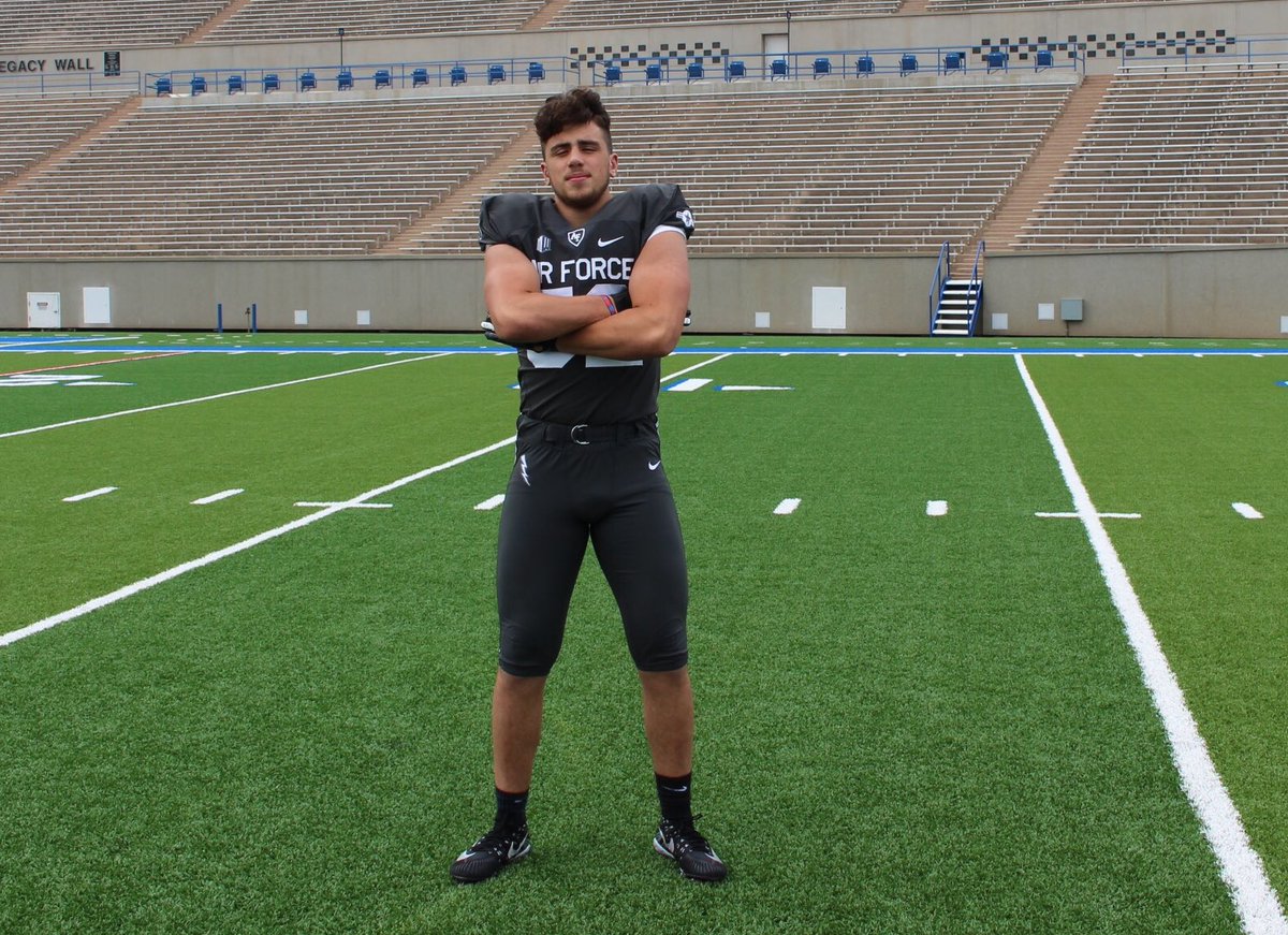 20mcnultys's tweet photo. Officially a falcon!! Come to my signing January 6th at 3:30 in the PLC #BoltBrotherhood #PirateNation ⚡️✈️ https://t.co/5IJh5lmmlH