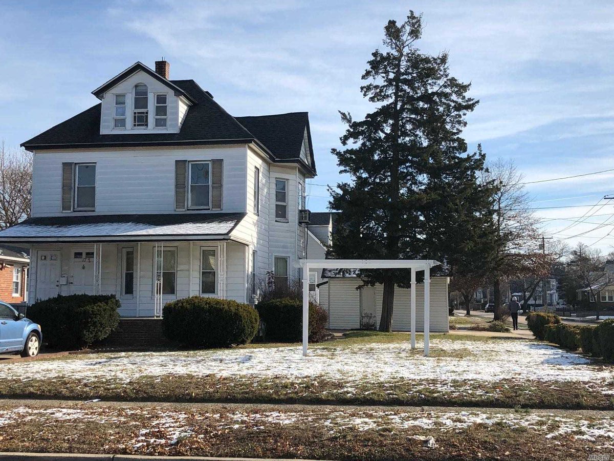 RubyBhallaRE's tweet photo. House For Sale in 177 Broadway, Valley Stream, NY
4 beds | 2 baths
For questions, message or call Ruby Bhalla  @ 347-220-2770

#NY #NewYork #houseforsaleinny #houseforsale #house #homes #homesinNY #newyorkrealestate #realestate #realestatenewyork #rubyshometeam #rubyshometeamny https://t.co/8dXArPJ7dq