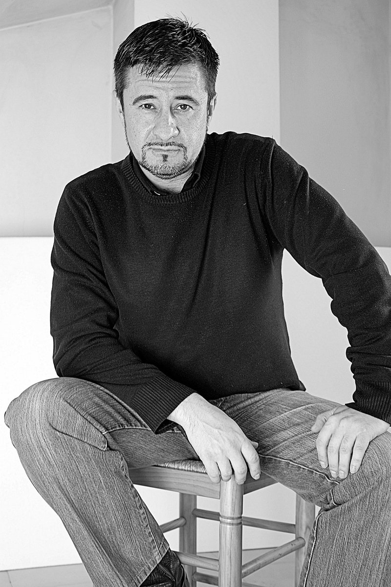 GrupMon's tweet photo. Jordi Virella.. Veu y compositor de les lletres de MON.

#grupderock #rockband #poprockcatala #catalunya #musicacatalana #popcatala #girona #blanes #costabrava #barcelona #musica #music #cantant https://t.co/Mpsx3PbidH
