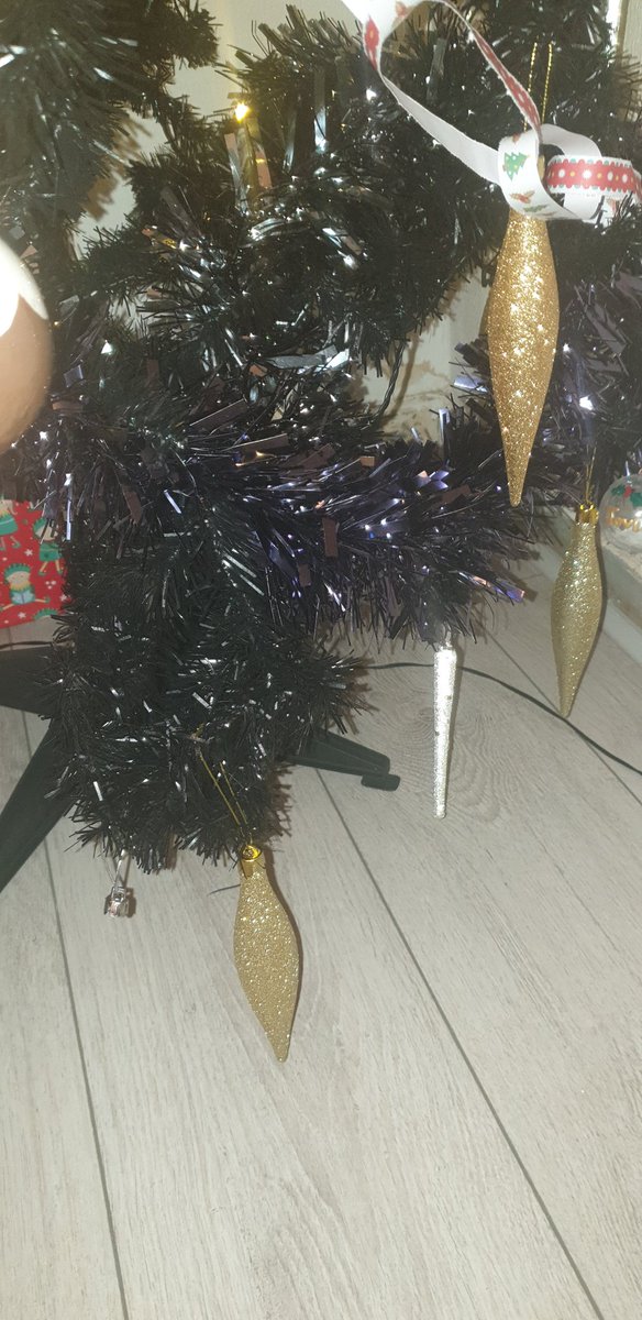 paulacameron60's tweet photo. @TheLastLeg ADAM!!! MATE!!! your basically wearing my tree!!! https://t.co/nqLdeYeplD