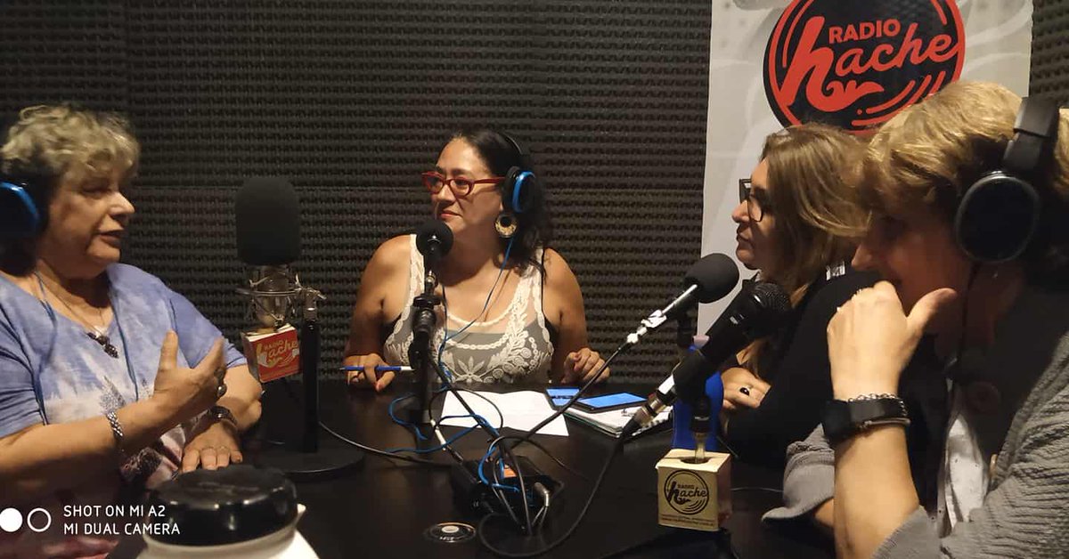 RadioHache2019's tweet photo. [En Imágenes] En el programa #34 #VocesDeAquelarre nos visitaron las compañeras de @desate_radio la radio del Hospital Moyano.
Con Mariana Pacheco y Lorena Duva.
#RadioHache . https://t.co/Ja3PdTD6uz