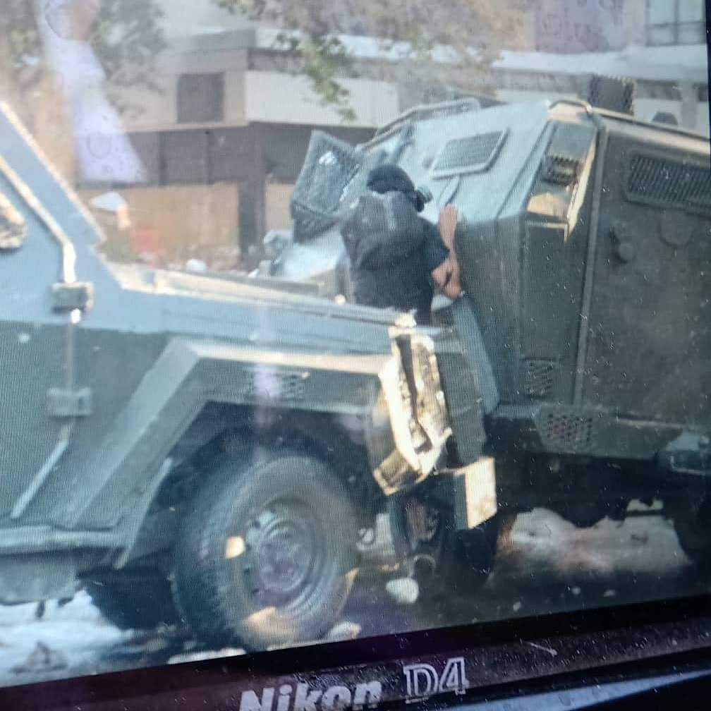 jjcc_chile's tweet photo. ⭕➡️ [#URGENTE] Denunciamos atropello de Carabineros a manifestante en #PlazaDeLaDignidad quien fue aplastado contra furgón. Intendente @FelipeGuevaraSt y su "tolerancia 0" dio pie a brutal represión e impunidad a Carabineros para actuar. Es RESPONSABLE de inhumano actuar. https://t.co/dbbgWf9hhB