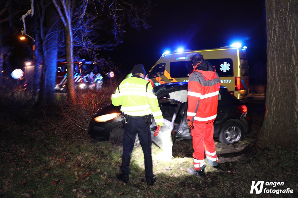 District16nl's tweet photo. Bij een eenzijdig ongeval op de #N446 bij #Hoogmade is de bestuurder van een personenauto ernstig gewond geraakt. De hulpdiensten inclusief een traumahelikopter kwamen ter plaatse. Het slachtoffer is met spoed vervoerd naar het ziekenhuis. De MMT-arts is ook mee. https://t.co/Bb4Ay0EQX0