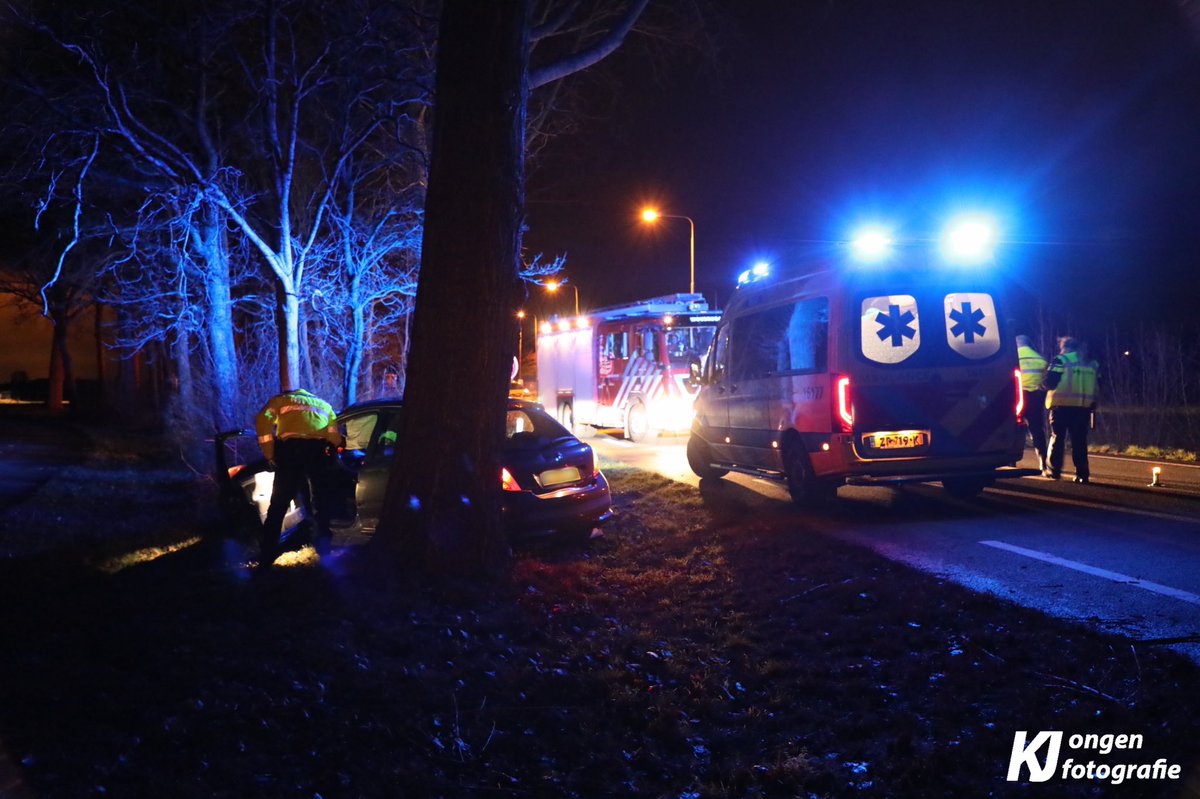 District16nl's tweet photo. Bij een eenzijdig ongeval op de #N446 bij #Hoogmade is de bestuurder van een personenauto ernstig gewond geraakt. De hulpdiensten inclusief een traumahelikopter kwamen ter plaatse. Het slachtoffer is met spoed vervoerd naar het ziekenhuis. De MMT-arts is ook mee. https://t.co/Bb4Ay0EQX0