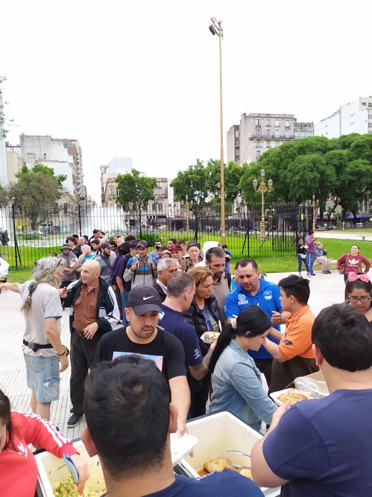NewGenComercio's tweet photo. #VIERNES 
#NAVIDADSOLIDARIA
 #JUVENTUDSOLIDARIA
Con los compañeros de la   agrupación #NuevaGeneracionDeComercio
Terminando la semana de la mejor manera 
#CenaSolidaria #PlazaCongreso.
#JUVENTUDSOLIDARIA @ Ciudad Autónoma de Buenos Aires @ Ciudad Autónoma de Buenos Aires https://t.co/nNFyV4DRKO