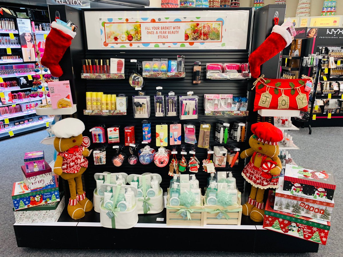 Region63_CVS's tweet photo. Last minute Christmas shopping? #THEteam has you covered! #readyforChristmas #Region63 #MightyDivision9 #HolidayRush #ShopCVS @rezarph @wolfgangSchief3 https://t.co/z0DGP4zEMX