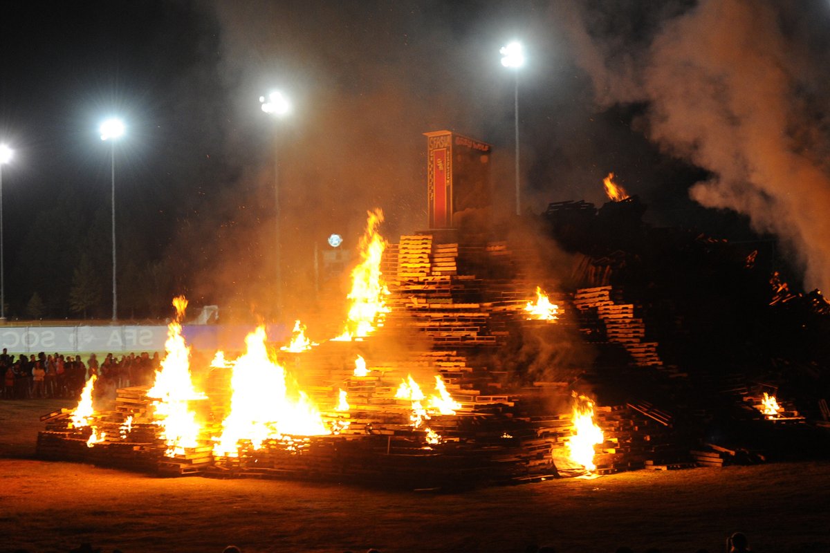 SFASU's tweet photo. From the Watermelon Bash to the Homecoming bonfire and the Big Dip ceremony to Holler @ Homer, SFA is steeped in traditions. We love holding our axes high ’neath the purple and white! 

#20ThingsFor2020 https://t.co/dBKJt3iEaq