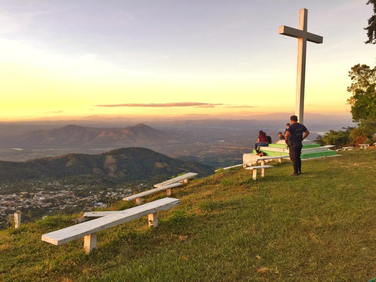 POLITUR_SV's tweet photo. Ellos disfrutan el paisaje en el circuito de valles y cumbres de Alegría y nosotros POLITUR les brindamos la seguridad.
#Plan control territorial. https://t.co/deAZg8XMTa