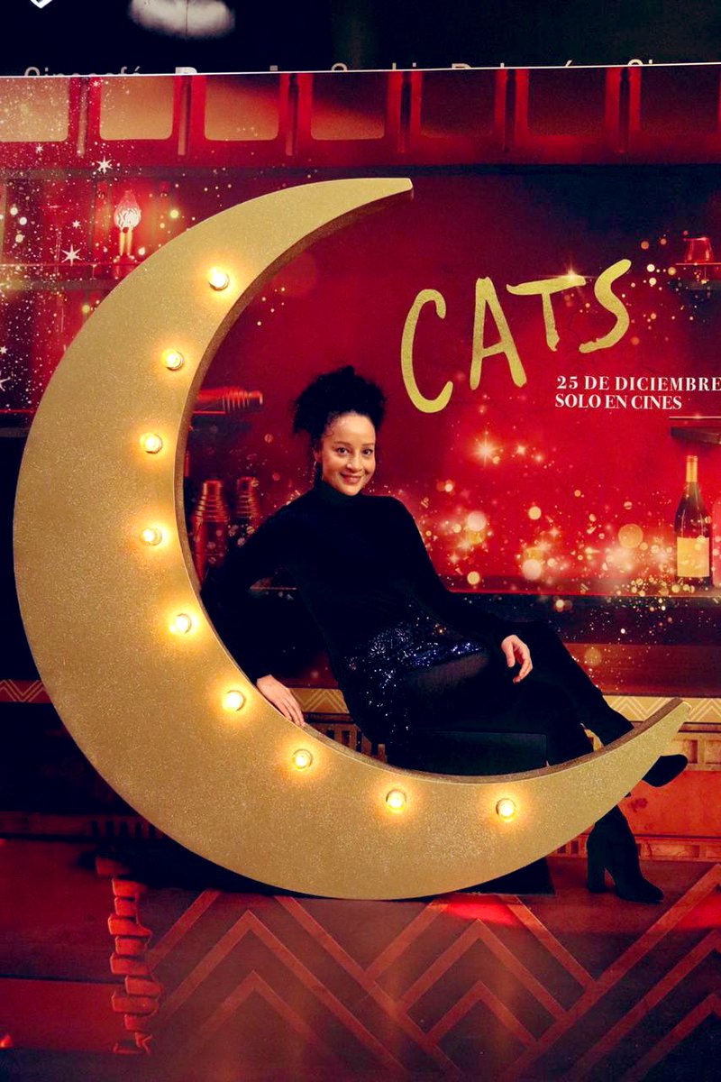 Hoy más que nunca a cantarle con el corazón a la luna. 
Ha sido un orgullo contar esta historia en el Teatro y dejar algo de mí,en la piel de Grizabella. 
Hoy las 400 representaciones, mañana el adiós definitivo en @catselmusicalmx 😻