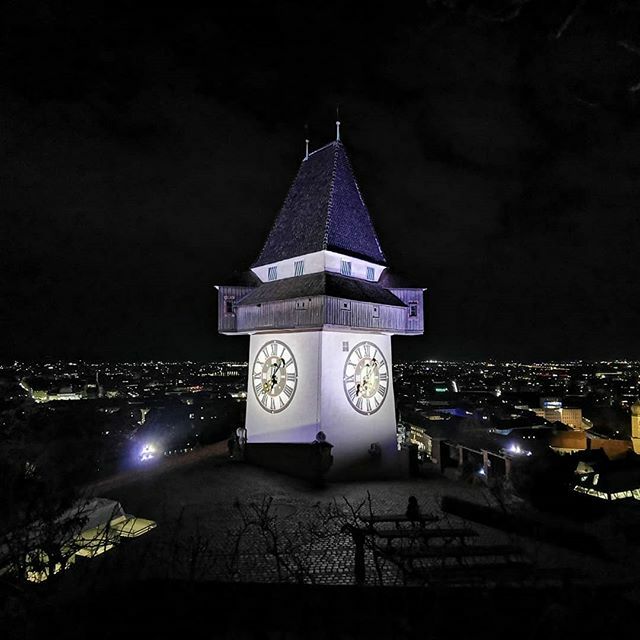 GSneijd's tweet photo. Gute Nacht Graz :) Ich liebe den Blick über Graz. Die vielen Lichter, die Straßen und Wege 😍

#graz #nacht #grazbeinacht #meinestadt #schlossberg #ausblick #uhrturm https://t.co/0P04C21cU5 https://t.co/a0vVbyTDAT