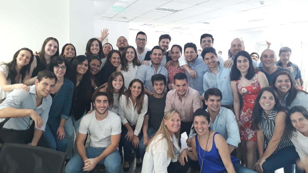 gonzabardo's tweet photo. Este grupo de pibes y pibas que está en la foto, es uno de los equipos de la Secretaria de Simplificacion Productiva. Un equipo fuera de lo “común” dentro del estado. Probablemente nunca escuchaste hablar de ellos, y estaría genial que todos sepan lo que hicieron.
Abro hilo 👇🏼 https://t.co/ym5jY2fBAw