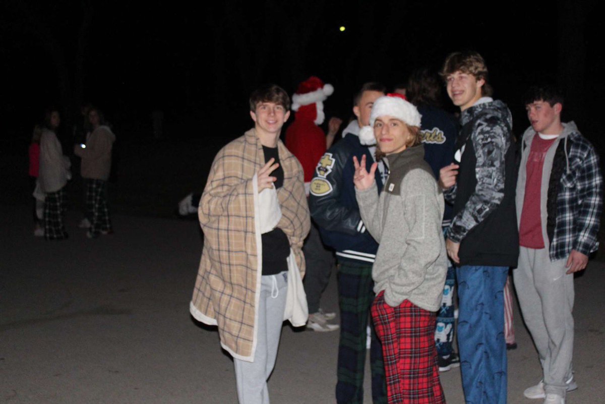 KHS SYG (@sygkhs) on Twitter photo SYG Christmas at the Park 🎄⭐️ We watched movies, drank hot coco and enjoyed the Christmas spirit together!! #KHSSYG <a href="/KHSIndianNation/">Keller High School</a> SYG Christmas at the Park 🎄⭐️ We watched movies, drank hot coco and enjoyed the Christmas spirit together!! #KHSSYG <a href="/KHSIndianNation/">Keller High School</a>