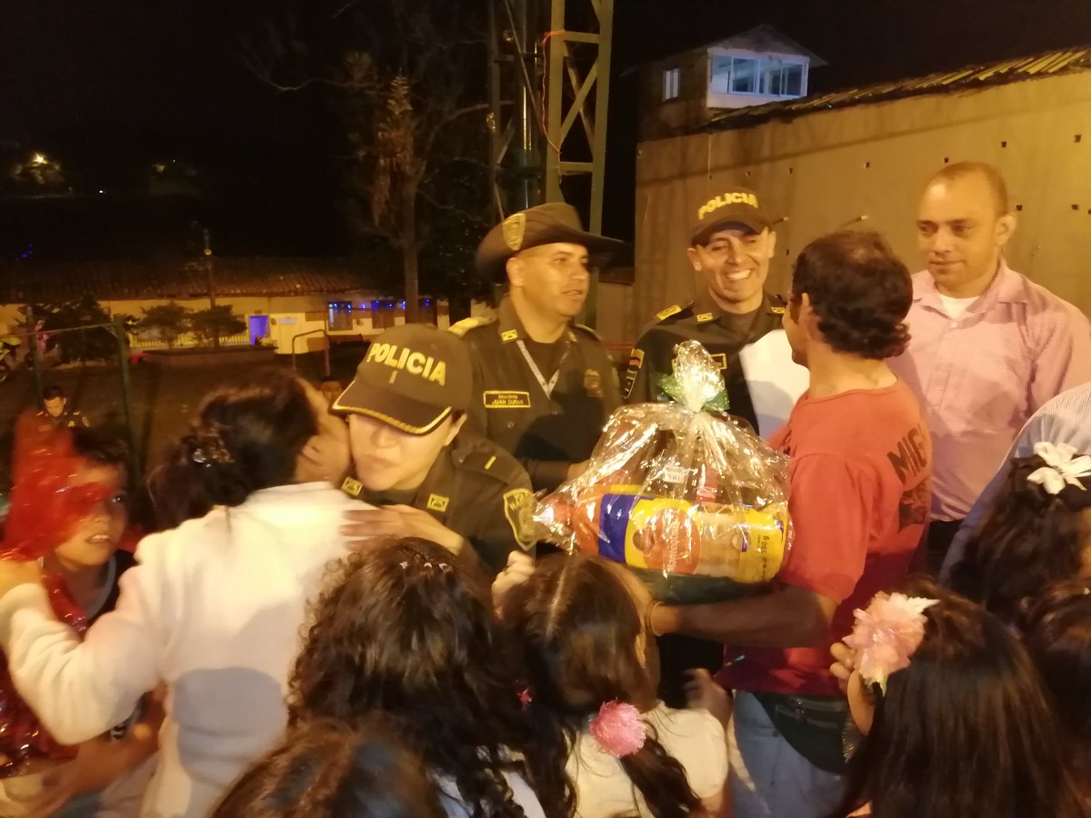 PoliciaDeris's tweet photo. No a la pólvora, si a la alegría, la unión, la fraternidad y la celebración de una #NavidadConMiPolicia llena de premios en la clausura de la cuadra más alegre y segura #SantaRosaDeCabal https://t.co/zDYer7WJR2