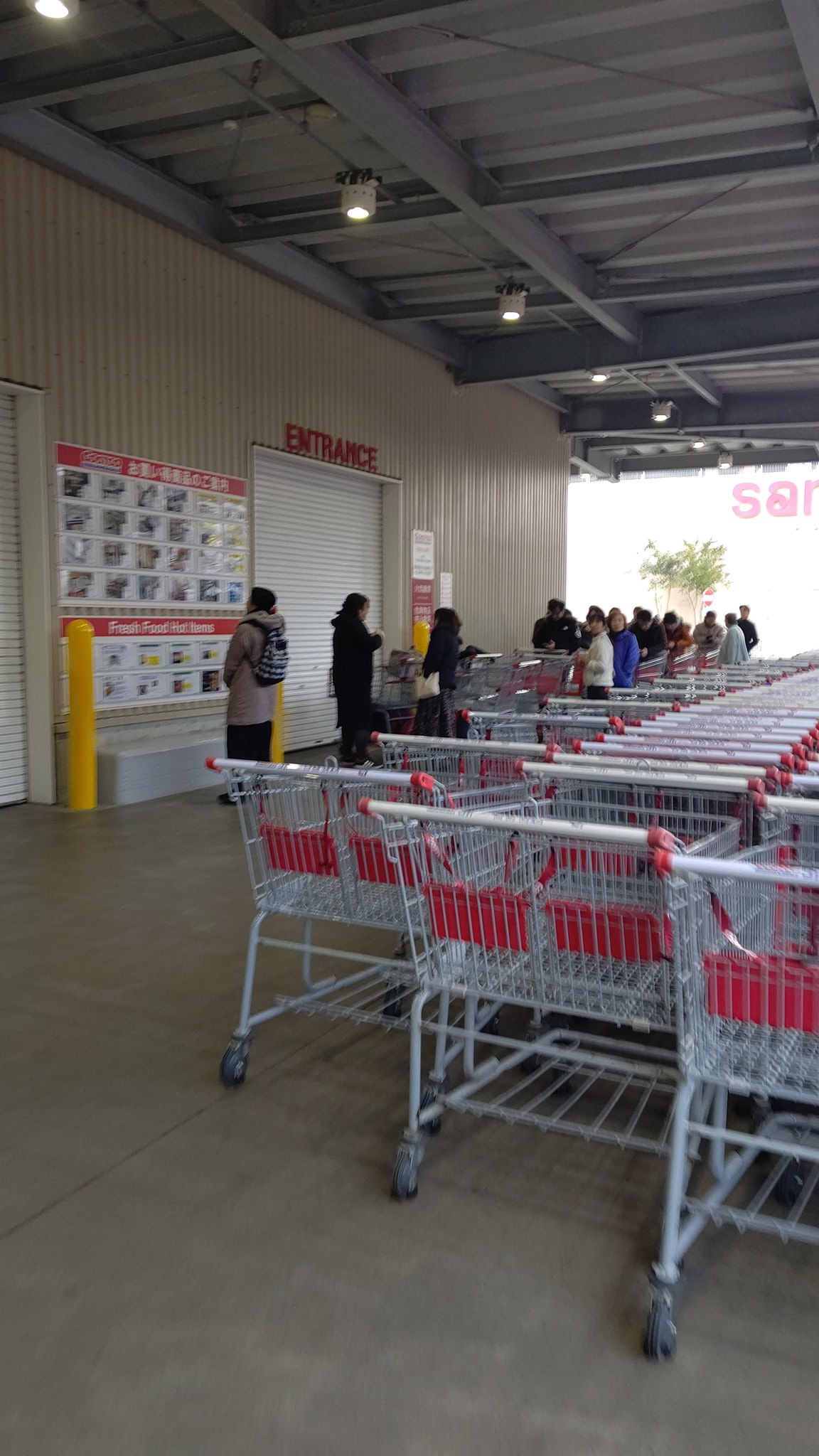 Vodka 今日は朝からクリスマスチキンを買いに座間のコストコへ 7 40頃着いてまだ開店前でしたが人位並んでいました 7 50開店で無事にチキンゲット ちなみに 8 頃でもまだ一杯残っていました 店員さんの話では今年から23日が祝日で無くなった為