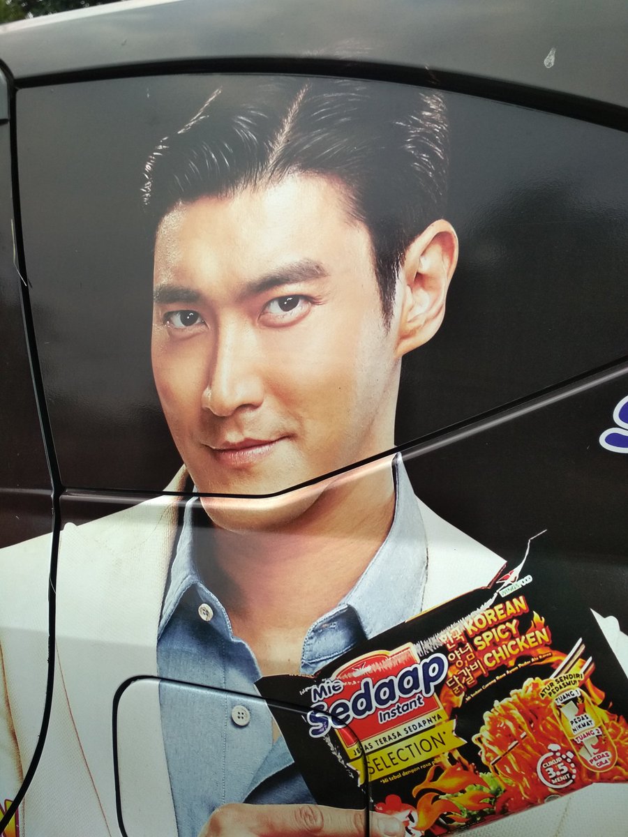 YuliLyong's tweet photo. Ketika di jalan dan papasan ama mobil yang ada kamu nya..
auto keluarin hp akutuuh,pengen jepret kamu @siwonchoi 😍😍😘😘 https://t.co/rxBVzAwhQ7
