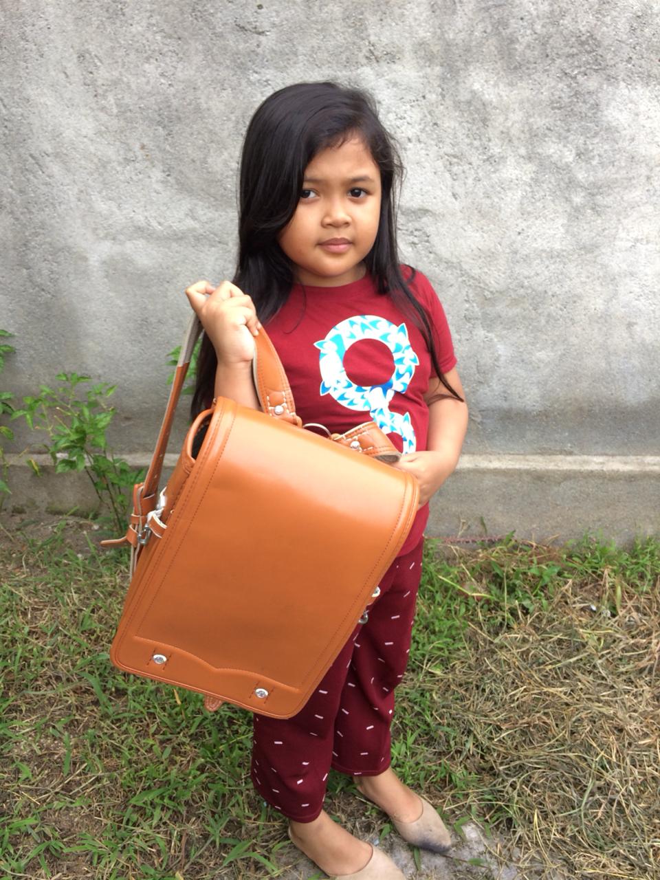 تويتر Npo法人ワールドギフト 再利用 寄付活動 على تويتر インドネシアの女の子たち この子たちもランドセルデビューです 入学や卒業ではありませんが おめでとう 子供が小学校に入学する前に 初めてランドセルを背負った時の嬉しかった気持ちを