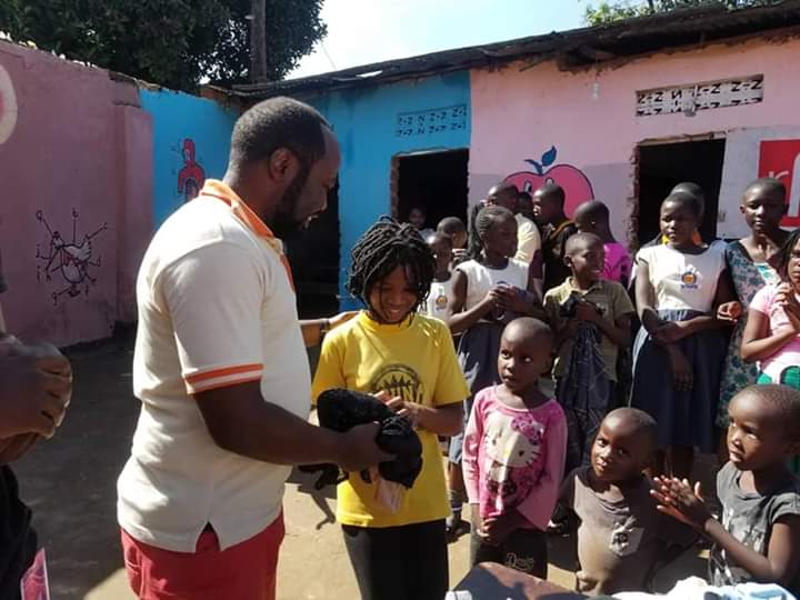 HopeBuene's tweet photo. A l'occasion de la fête de Noël ,la fondation Buene Hope par l'intremise de l'ambassadeur de la Fondation @JULIEN RUCHOGEZA ,et  en partenariat avec le Club RFI KAMPALA par l'entremise de @THOMAS MBUSA LETAKAMBA , président   , sont allés remettre des habits aux orphelins https://t.co/mqNU2m3SwE