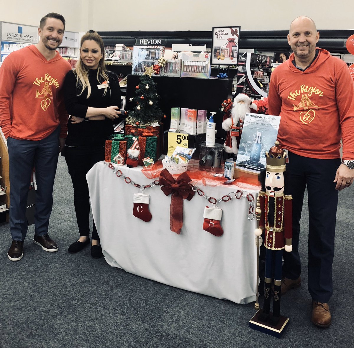 JRFiesel's tweet photo. #MakeBeautyBeautiful with one of the best Beauty Consultants in the business...@SherminehGh we are so fortunate to have you on the team. Happy holidays from BERKELEY, CA! #BayRising^2 @DLarson86795194 @MaureenCormier2 @Skimdit @MariaGo83743882 @RowenCVS https://t.co/pL0cNxapih