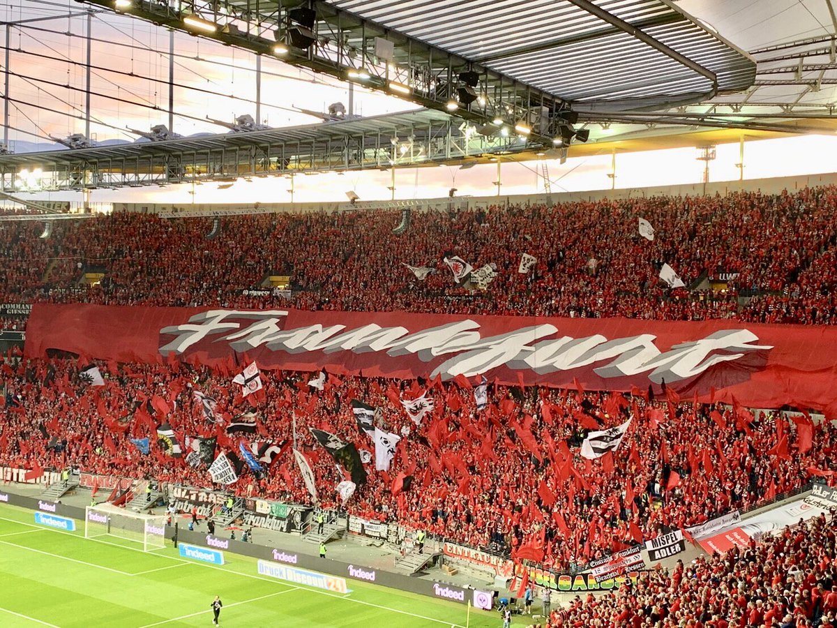 シオン ドイツでサッカー仕事 19年8月から訪れたブンデスリーガスタジアムまとめ 昨季平均入場者数 リーグ別世界１位 コメルツバンク アレーナ アイントラハト フランクフルト 49 794人 ジグナル イドゥナ パルク ボルシア