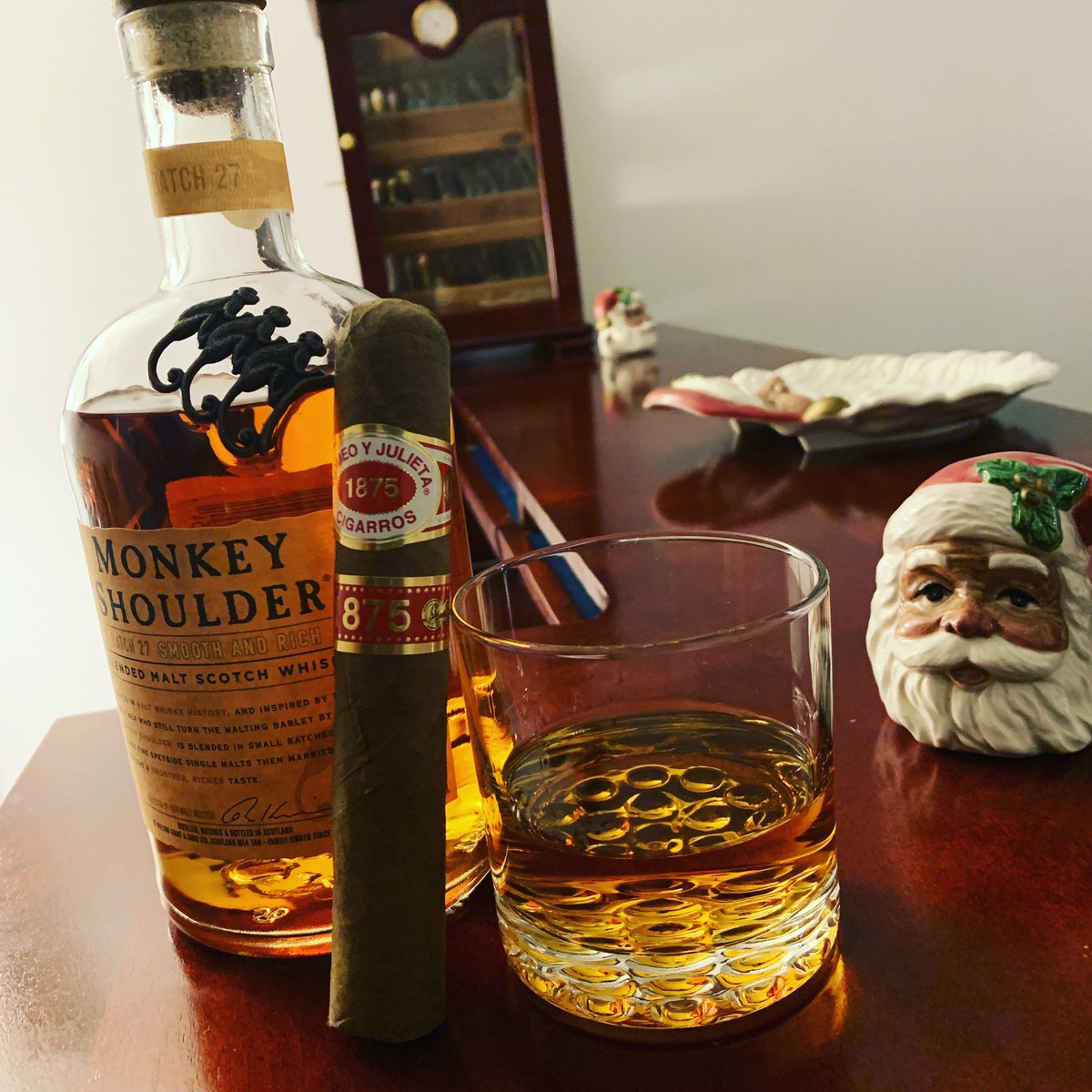 StogieC's tweet photo. Ayyyyeee!! Enjoy and be safe For the Holidays My fellow #BotlAndSotl🤜🏿🤛🏿✌🏿 https://t.co/QyzurUsceb