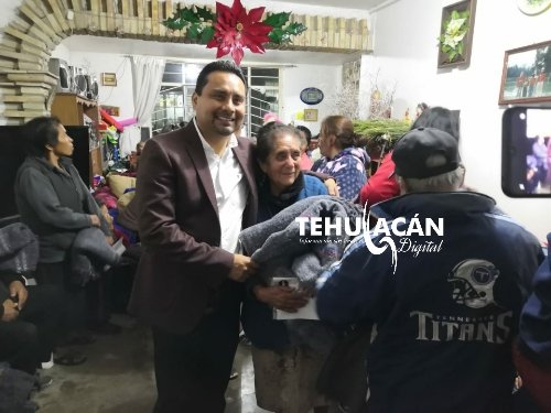 TehuacanDigital's tweet photo. Dona #AlejandroBarroso su #aguinaldo para regalar cobijas a gente de escasos recursos.

En la primera semana recorrerá las diferentes colonias de Tehuacán para obsequiar 4 mil #juguetes a niños de escasos recursos. https://t.co/pjtzT8ZQnR vía @Tehuacán Digital https://t.co/oHMeEn2bMR