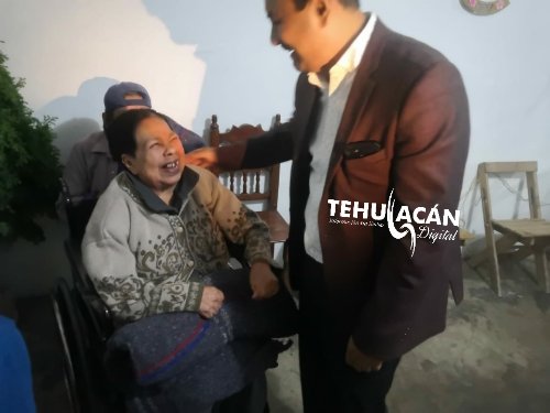TehuacanDigital's tweet photo. Dona #AlejandroBarroso su #aguinaldo para regalar cobijas a gente de escasos recursos.

En la primera semana recorrerá las diferentes colonias de Tehuacán para obsequiar 4 mil #juguetes a niños de escasos recursos. https://t.co/pjtzT8ZQnR vía @Tehuacán Digital https://t.co/oHMeEn2bMR