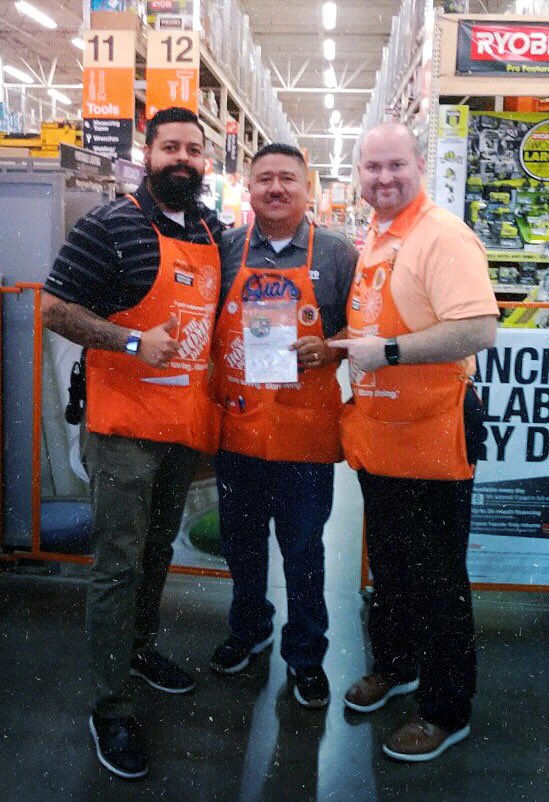 MiguelFuentesTX's tweet photo. Jon and I had the privilege of delivering a Homer Award for ProDH Juan Ibarra awarded by Gary Margolis! Thanks Juan for all that you do and your contributions to the store! In both Pro and Your all around leadership! #ThankYou #LancasterFamily #TheHomeDepot #PRO #Store8976 https://t.co/5jNARXATVJ