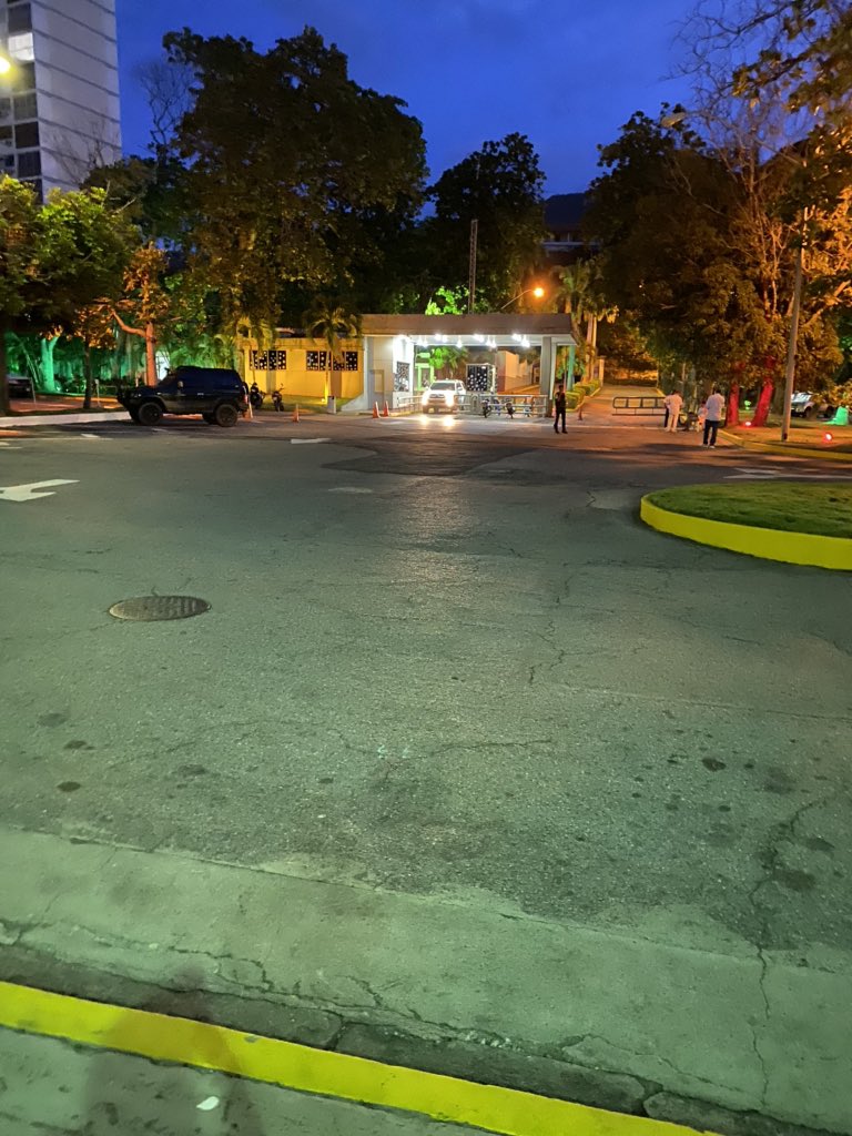 ShirleyVarnagy's tweet photo. Las puertas del Club Puerto Azul ya fueron abiertas. #20D, 7:00 pm. Sigan el hilo para leer el comunicado. https://t.co/77cMNL8PuT