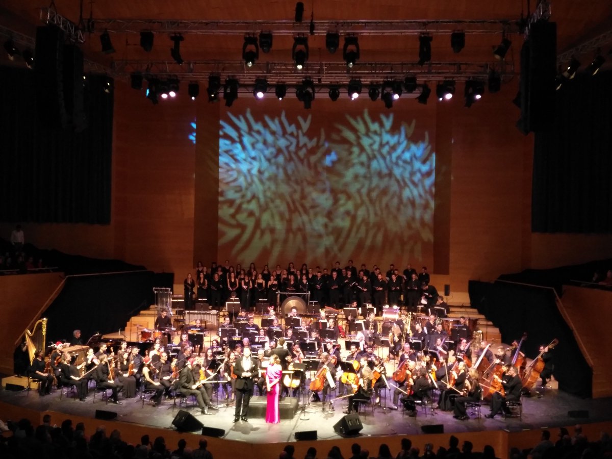 elcorcanta's tweet photo. Abans d'encetar les festes de #Nadal no hi ha res millor que anar a @lauditori i gaudir d'aquest meravellós concert al més pur estil de #Broadway amb l'@OrquestraOBC, @LauraOsnes, @PauloSzot, @corjoveaunio i @CorCambraGr, dirigits per @alfonsocasadot.
#NadalaBroadway #OBCPops https://t.co/cbmcfeO4oJ