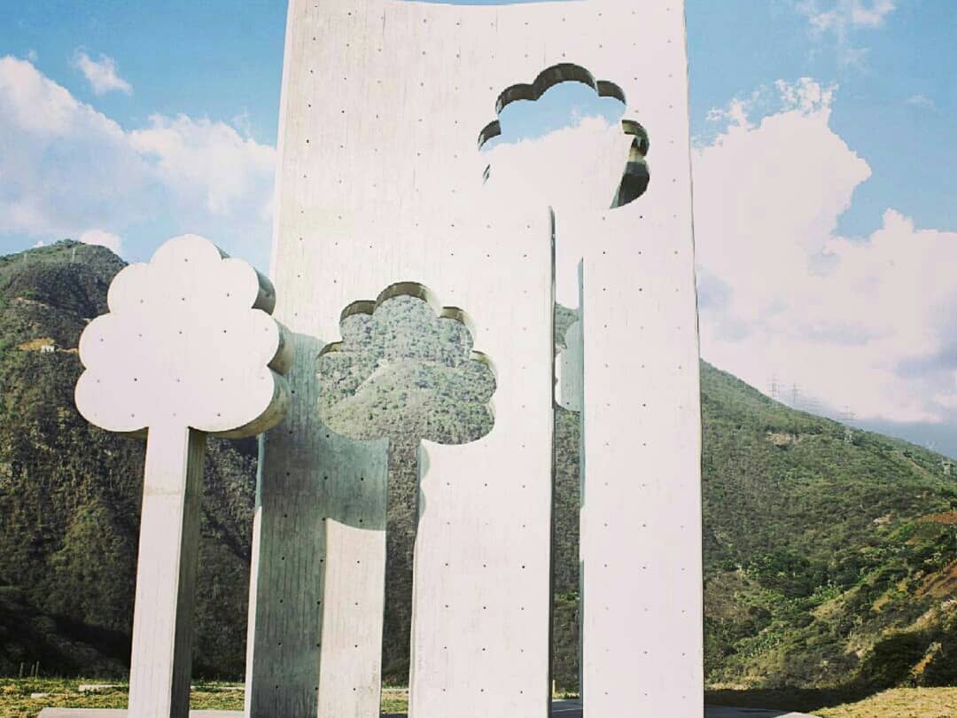 Bericool_VEN's tweet photo. Su empeño por sublimar el inconsciente humano 😀 y transformar al hombre, generar un cambio frente a la #naturaleza🌱 y detener la destrucción, la llevan a @sydiart  crear la serie #Multiversos.

La escultora #caraqueña  define multiversos como la relación espacio-tiempo 🌎 https://t.co/iTMoxWSXbs