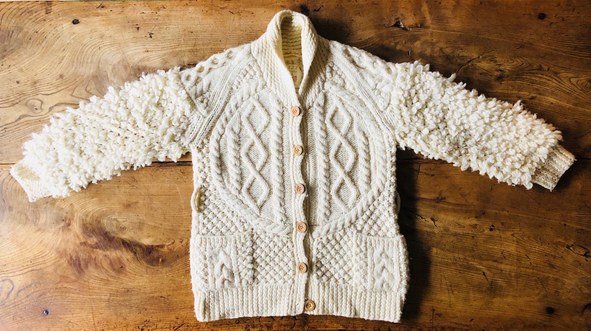 三國万里子 今年もこれを着る気温になった Cosmic Wonder Light Sourceのカーディガン トリニティースティッチの真ん中に丸くケーブルで囲ったパネルをはめ込むという荒業 想像するだけで色々やばい に気持ちが引き締まるし同じくらい笑えるので たぶん