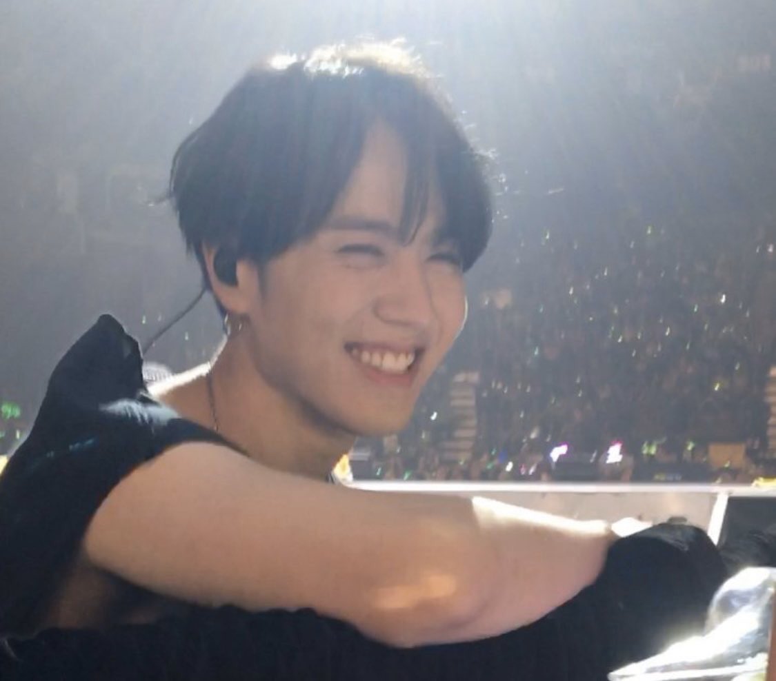 yugyeompics's tweet photo. all I want for christmas is yu 🥺😭 https://t.co/8FmYPMTwPx