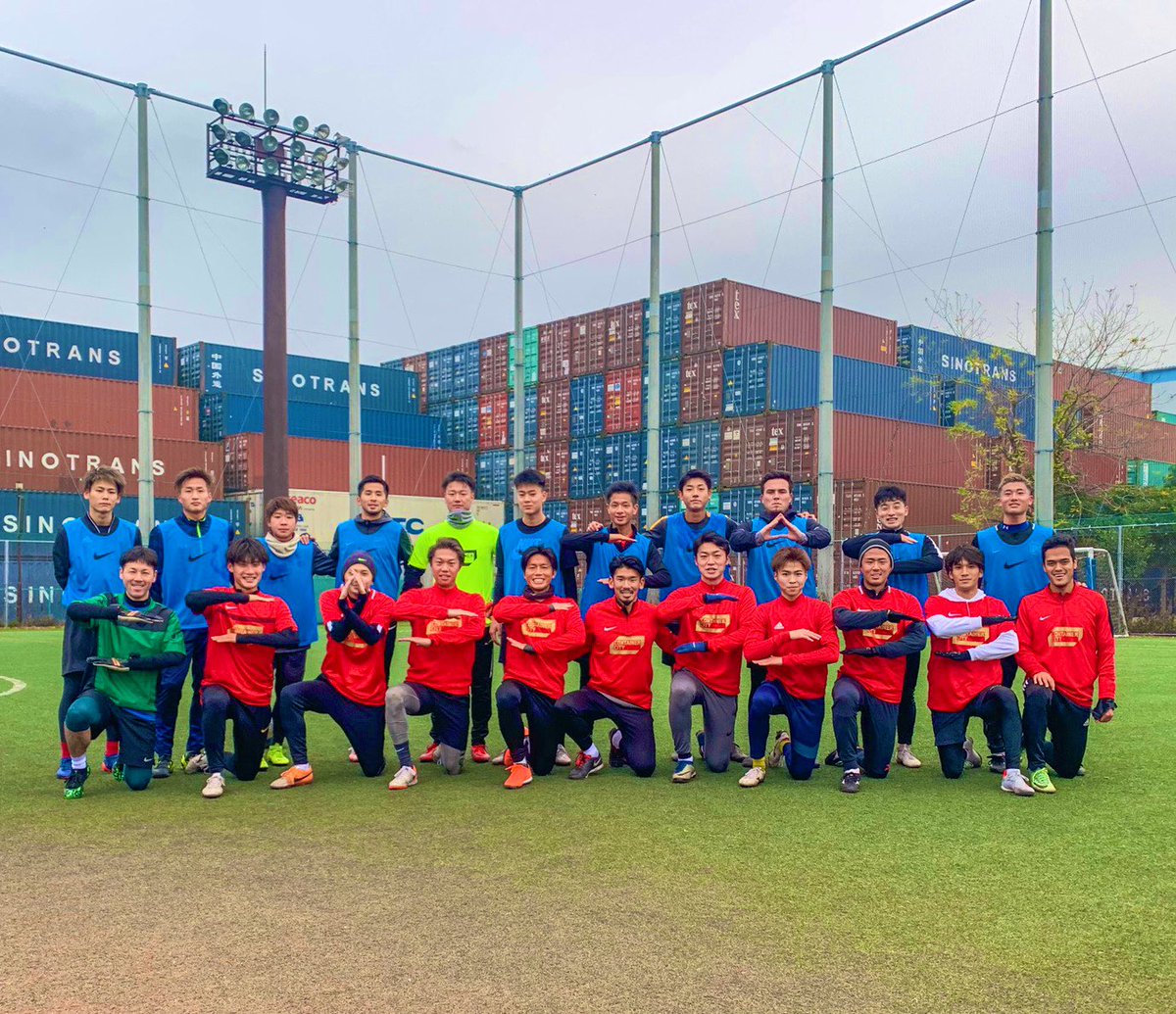 yushi_football's tweet photo. 7:00-9:00
プロの方もたくさんきてくれてめっちゃ楽しいです。
プロ7人、そしてヴェルディの大先輩が2人も来てました。
この年末ライバルよりレベルアップしたい人是非連絡ください🤩🤩
#もはや社会人のレベルじゃない
#containercity https://t.co/z5avyaFK3v
