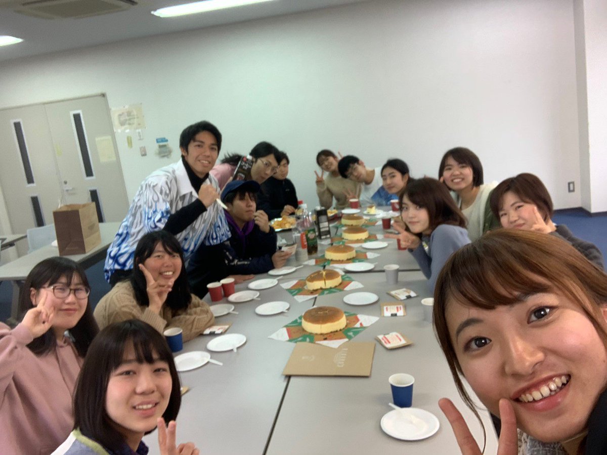 tftopu's tweet photo. 12月19日 おにぎりアクションinOPUの表彰式🏅＆りくろーパーティー🎂

優勝団体の"Metra"には黒豆ご飯の素と高級なめ茸が贈られました☺️☺️

りくろーパーティーでは、りくろーおじさんのチーズケーキを大量購入し、ポテチも大量購入し、寄付つきの商品りんポリ（写真3枚目）も大量摂取しました！ https://t.co/sOvIROPGja