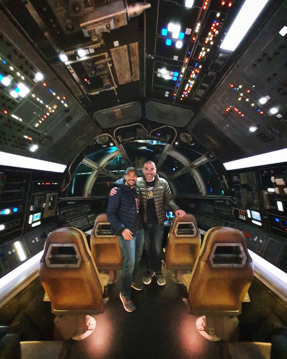 StarWarsAmigos's tweet photo. Y así concluye otro día inolvidable en #GalaxysEdge! Thank you @WaltDisneyWorld @DisneyParks @Disney @starwars @StarWarsLATAM for making this dream possible 👏 https://t.co/RVc7wJYMyx