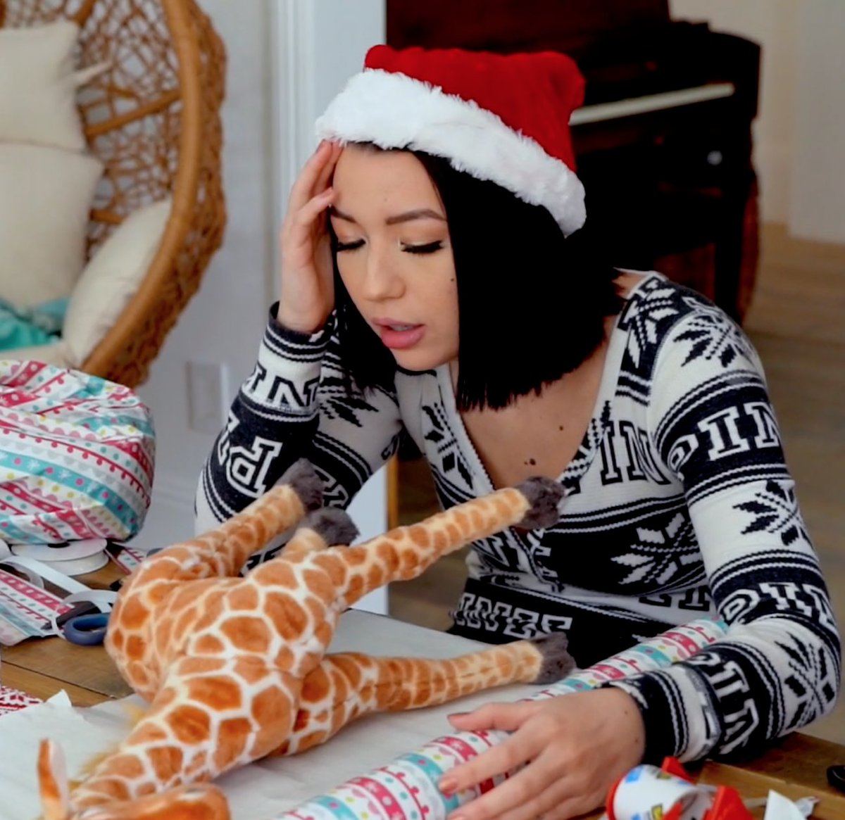 laurDIY's tweet photo. a preview for this sunday's holiday themed DIY Challenge / #sunDIY LOL 🎄❤️
caption this for @miasayoko https://t.co/I24Ch30zWD