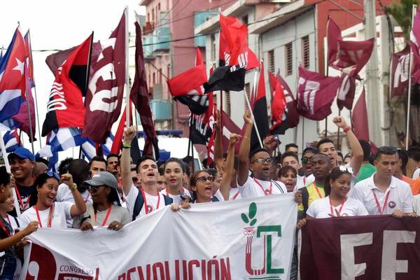 FeuCuba's tweet photo. @DiazCanelB Muchas gracias Presidente @DiazCanelB seguiremos aportando al desarrollo del país. Seguiremos defendiendo la Revolución y el SOCIALISMO como único sistema posible. Usted puede contar con la @FeuCuba y los estudiantes universitarios. #ConCuba #97FEU https://t.co/pICpJPMg5p