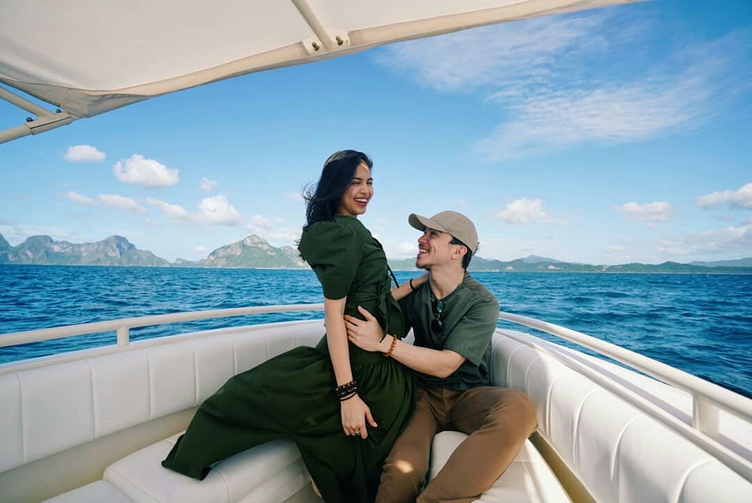 Maine, you know that you'll always have us! And your genuine happiness is what we hope &amp; pray for...

Walang pagsidlan ng tuwa ang mga puso namin, na masaya ka, masaya kayo! 😍 Stay happy Meng, we love you! Cheers to many more firsts! ☺

♡
<a href="/mainedcm/">Maine Mendoza</a> <a href="/arjoatayde/">silvyaoo</a>
#MaineMendoza
🅱