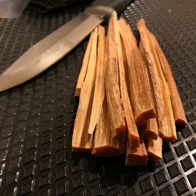 OutdoorHiace's tweet photo. 火口にするため小割りに。
#ブッシュクラフト #bushcraft #ファットウッド #ティンダーウッド #fatwood #tinderwood #fallkniven https://t.co/4OgFAMvhZa https://t.co/kcXHb5BVb9