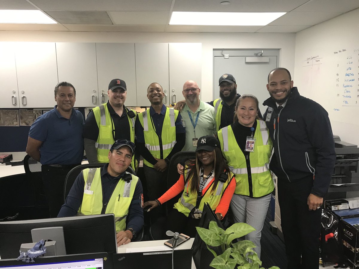 JacquelRicc's tweet photo. #HappyHolidays from our Ground Ops Leadership team  #GOFLL #DreamTeam #JetBlueFLL 🎄⛄️⁦@HelloJetBlue⁩ ⁦@JetBlue⁩ https://t.co/I6fGGy0wqa