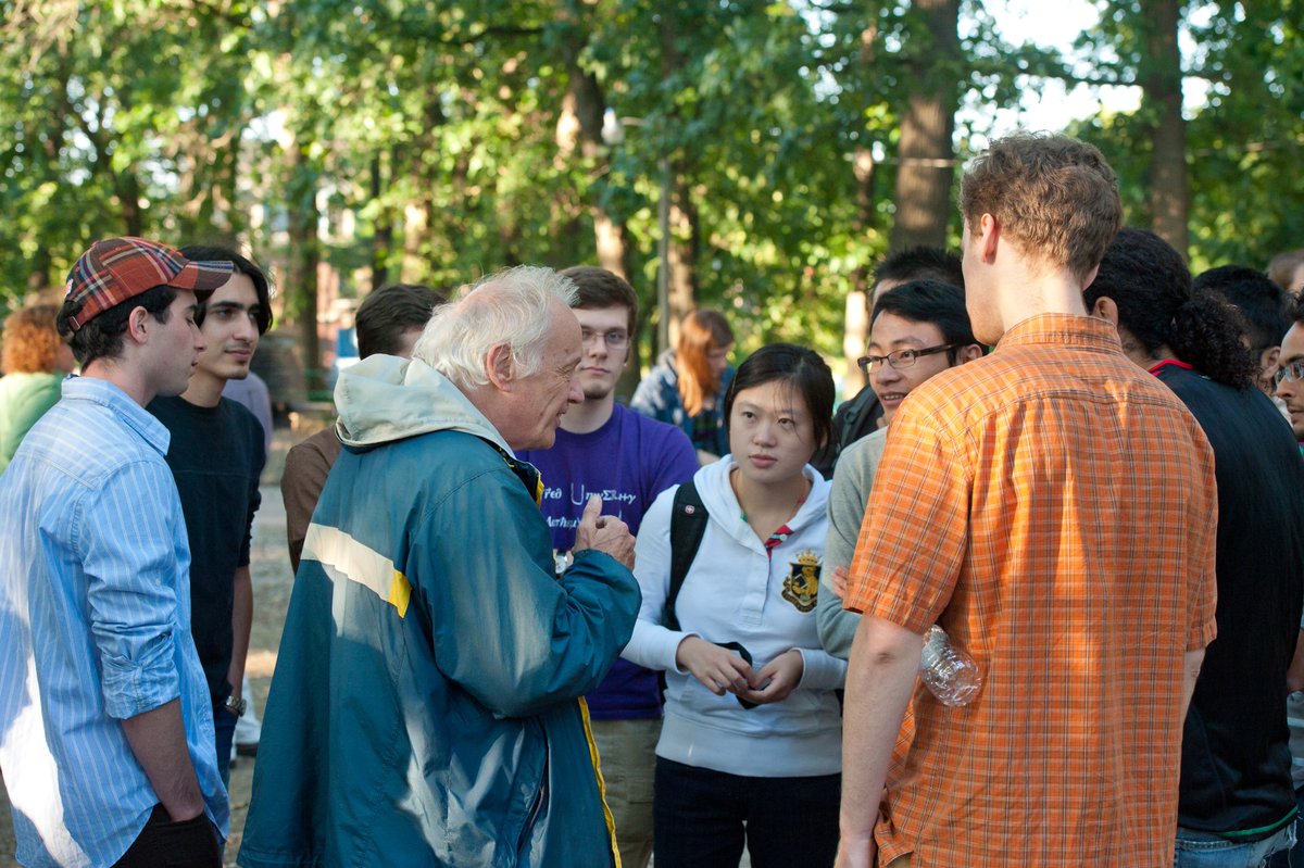 Professor Leggett meeting with new graduate students at the Illinois Physics Graduate Student Picnic in 2009