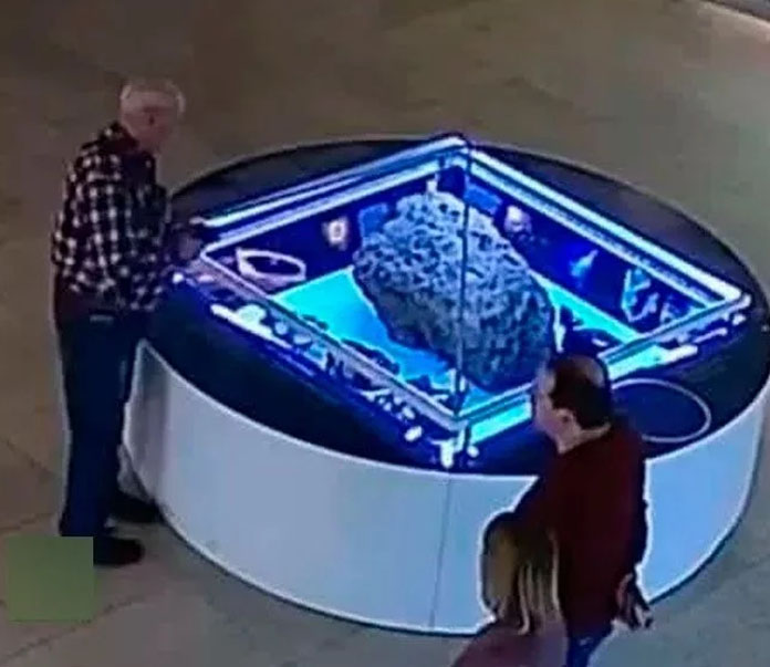 CadenaRadioMx's tweet image. Vitrina que protege a un meteorito “levita” repentinamente en un museo ruso 
#Meteorito #Cheliabinsk  
ow.ly/vsgr30q3MDC